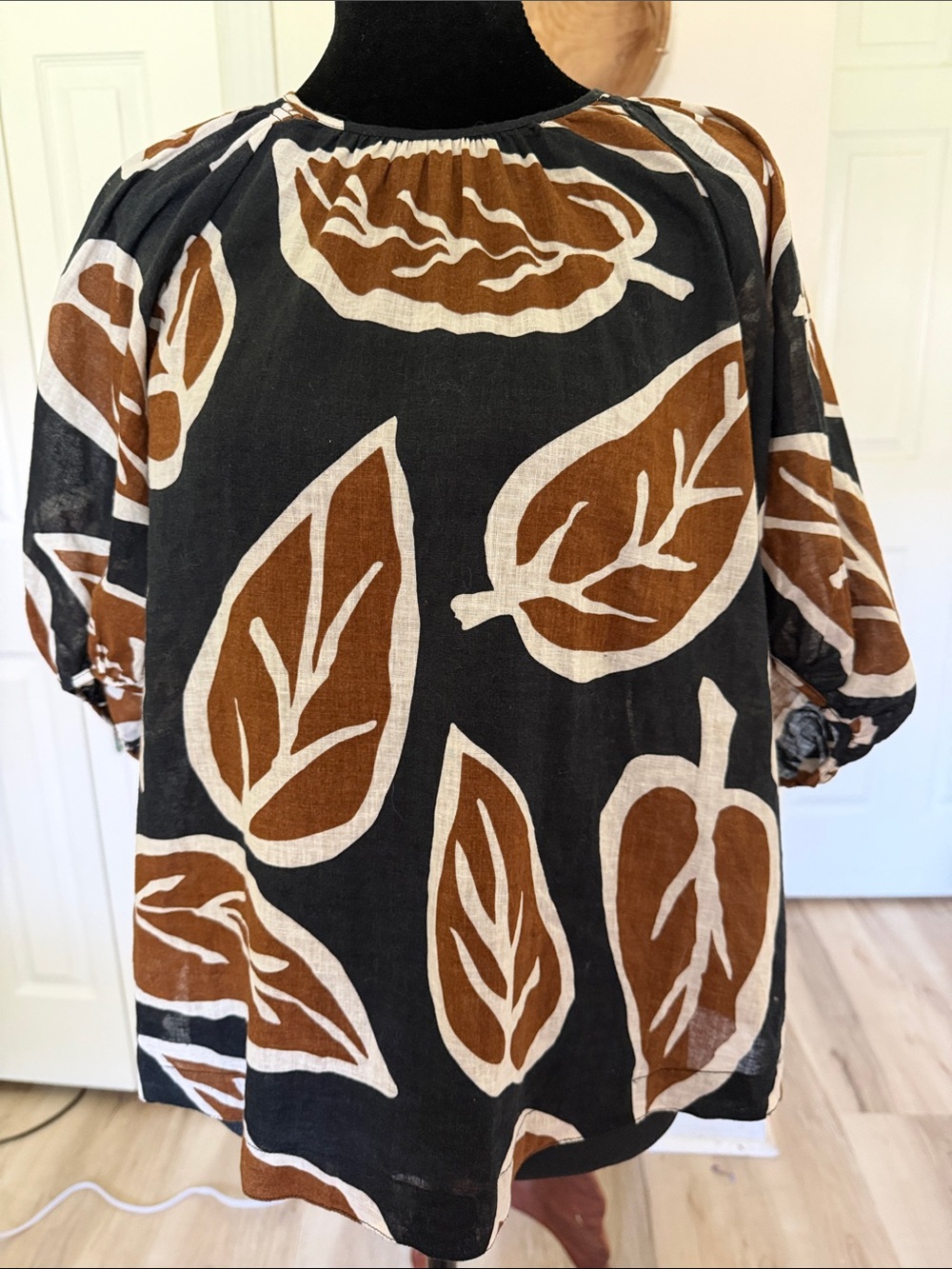 Who What Wear Black Floral Leaf Print Peasant Blouse with Brown and Cream